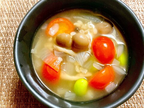 プチプチ食感♪トマトと枝豆のもち麦スープ